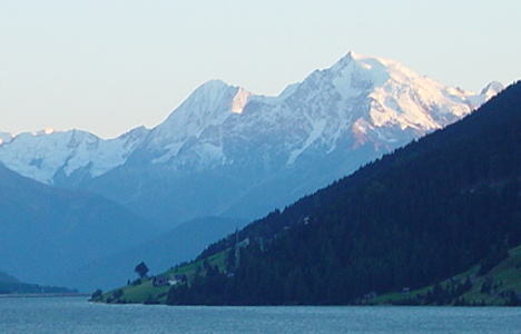 Blick auf den Ortler vom Reschensee im Vinschgau.